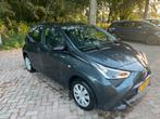 Toyota Aygo 1.0 Vvt-i 72pk 5D 2020 Grijs met garantie, Auto's, Voorwielaandrijving, Stof, 4 stoelen, Origineel Nederlands