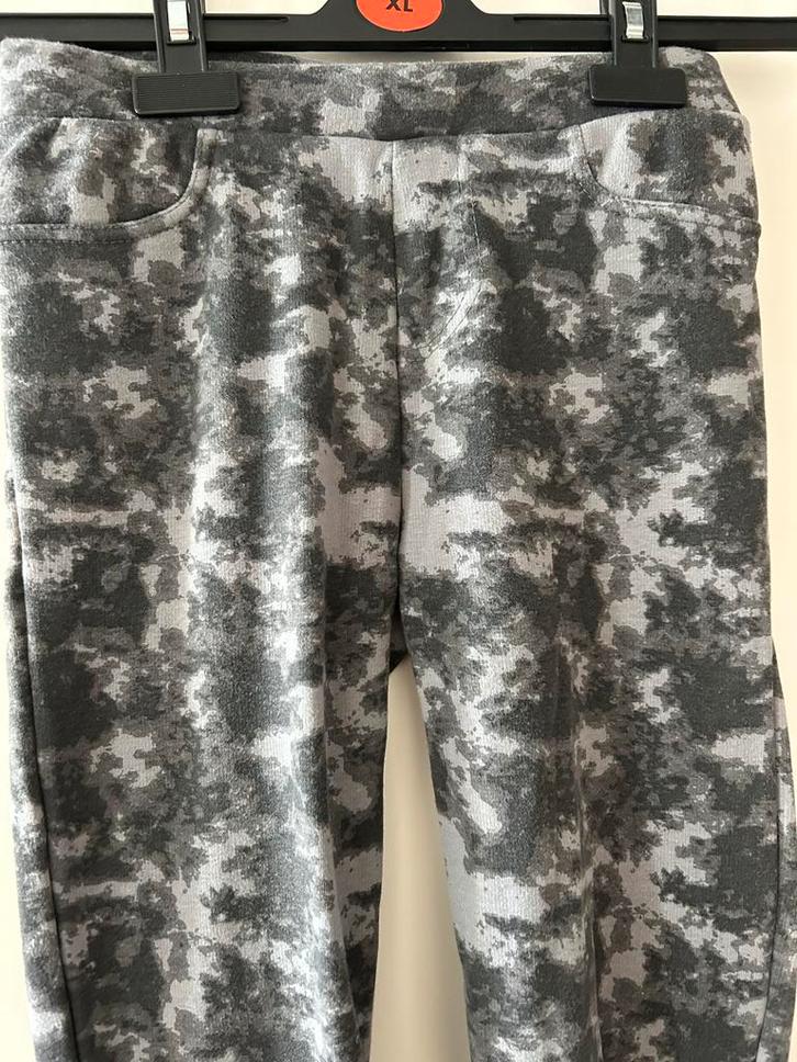 146 152 Legging/Joggingbroek YFK legerprint, fleece gevoerd, Kinderen en Baby's, Kinderkleding | Maat 146, Zo goed als nieuw, Meisje