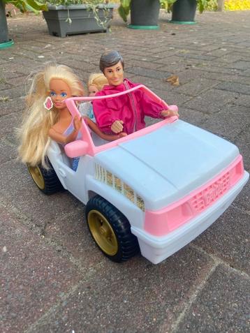 Barbie auto met barbie, ken en 2 kindjes  beschikbaar voor biedingen