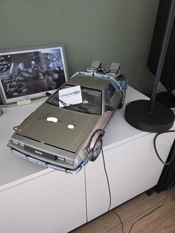 Delorean Eaglemoss met handtekening van Christopher Lloyd!, Hobby en Vrije tijd, Modelauto's | 1:5 tot 1:12, Auto, Ophalen