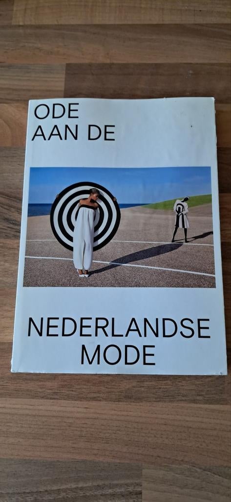 Ode aan de Nederlandse Mode - Boek over modehistorie, Ophalen of Verzenden, Gelezen, Mode algemeen, Sabine Zurel