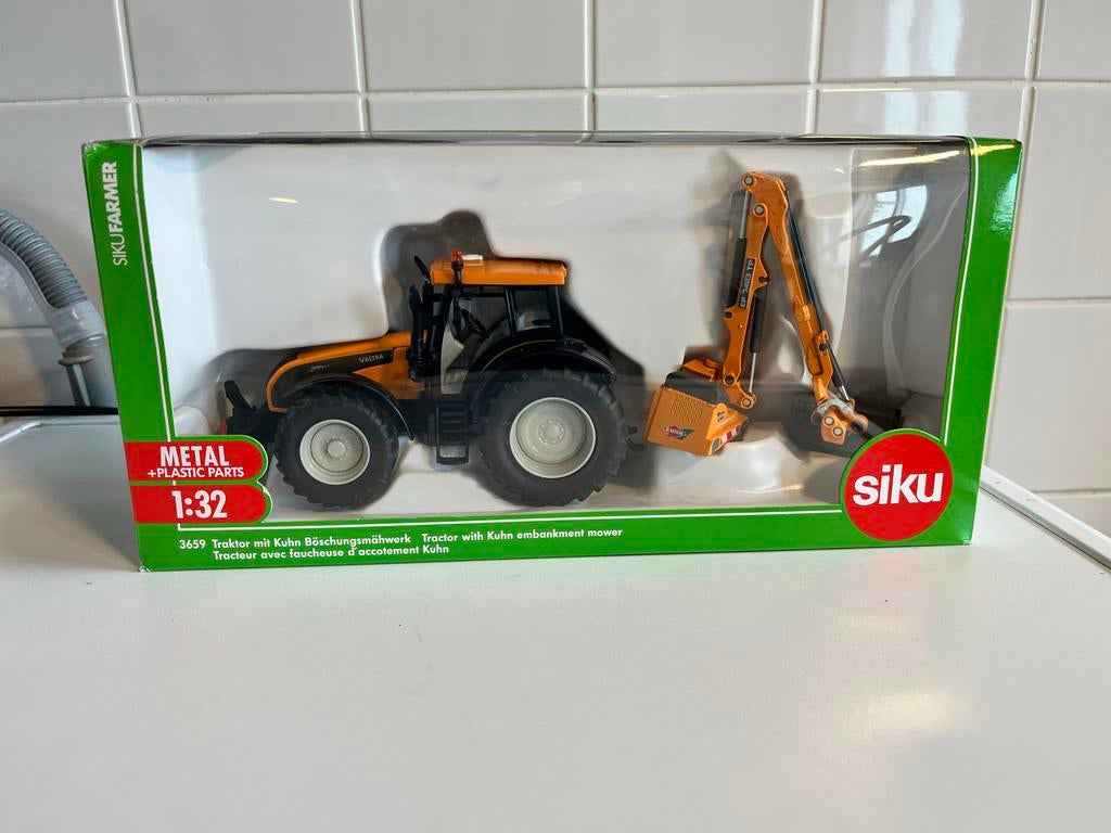Siku Farmer Valtra Tractor met Kuhn maaier 1:32, Overige merken, 1:32 tot 1:50, Overige typen, Nieuw