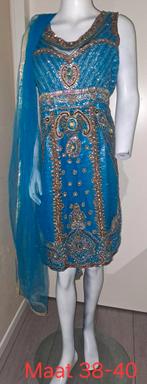 Prachtige blauwe Indiase jurk met gouden borduursels, Kleding | Dames, Maat 38/40 (M), Galajurk, Blauw, Ophalen of Verzenden