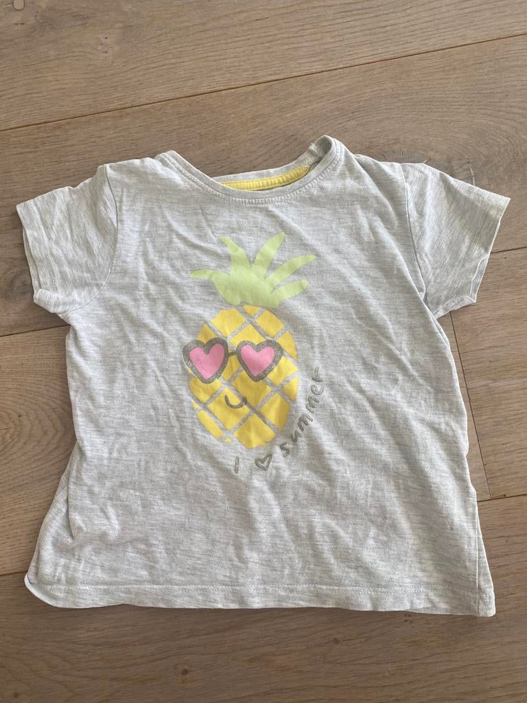 Lichtgrijs T-shirt korte mouwen maat 110, Ophalen of Verzenden, Zo goed als nieuw, Meisje, Shirt of Longsleeve