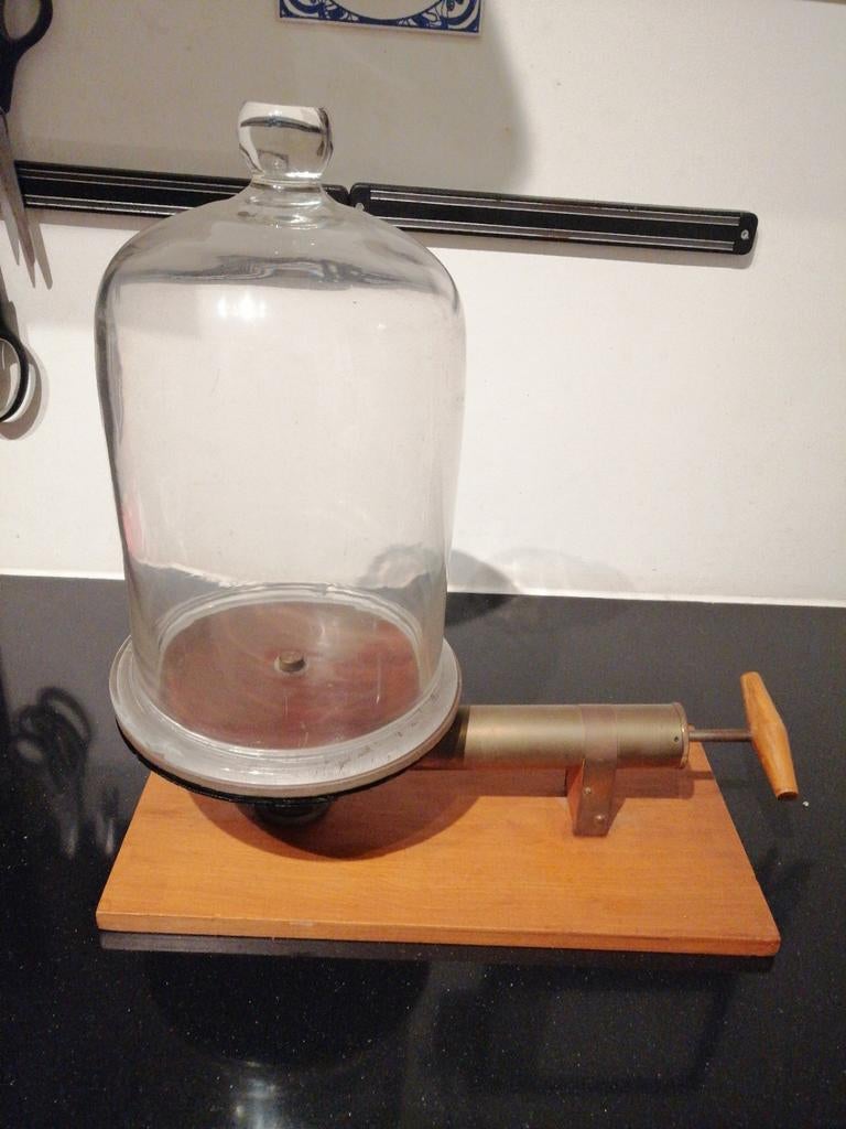 Vintage vacuümpomp met stolp - Natuurkundige apparatuur, Ophalen of Verzenden