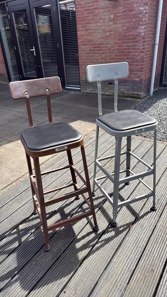 Vintage bar krukken lyon, Huis en Inrichting, Barkrukken, 2 krukken, Ophalen, Zo goed als nieuw, 60 tot 90 cm