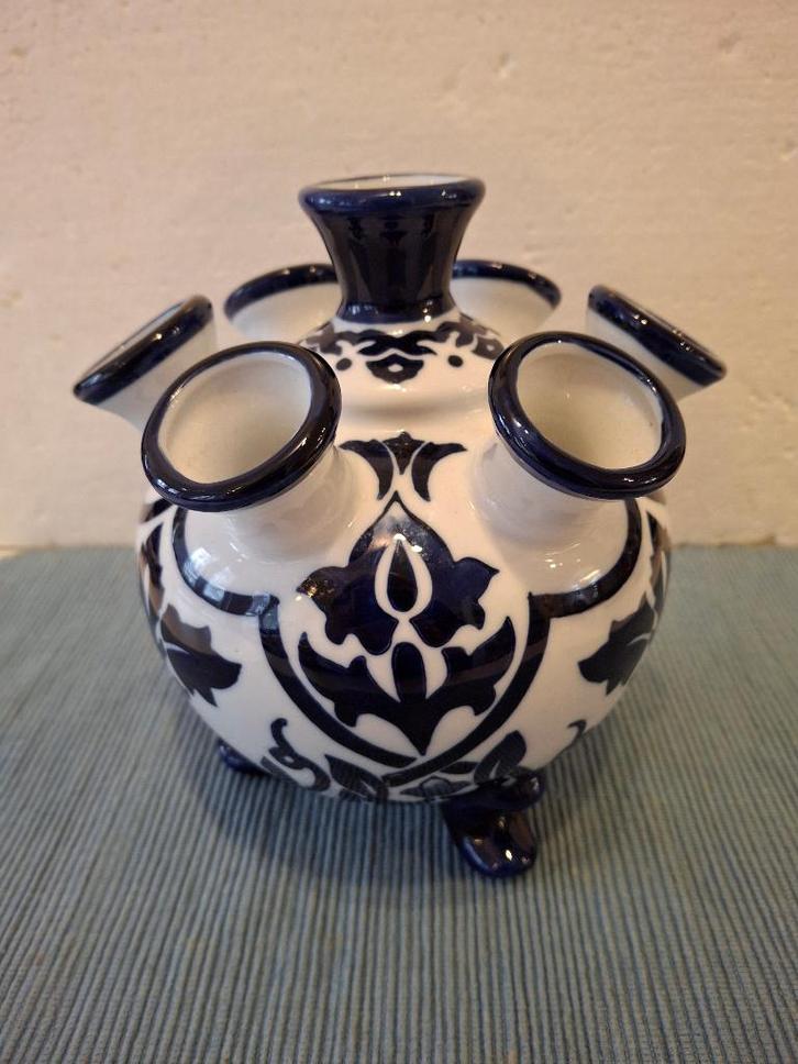 Mooie aardewerk Delfts blauwe tulpenvaas, Huis en Inrichting, Woonaccessoires | Vazen, Zo goed als nieuw, Blauw, Minder dan 50 cm