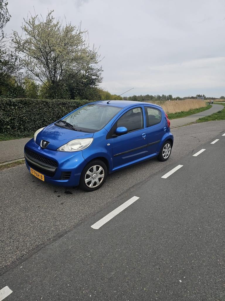 Peugeot 107 1.0 12V 5DR 2011 Blauw, Auto's, Voorwielaandrijving, Zwart, 68 pk, Origineel Nederlands