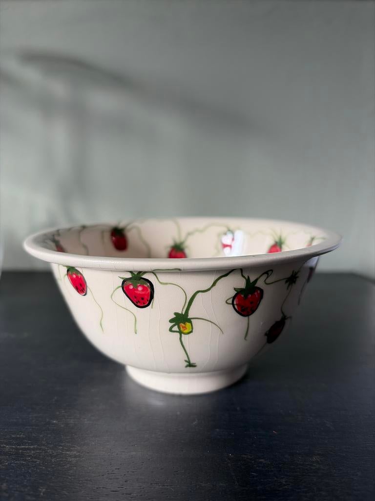 Handgeschilderd keramiek schaaltje met aardbeien, 11 cm, Antiek en Kunst, Antiek | Keramiek en Aardewerk, Ophalen of Verzenden