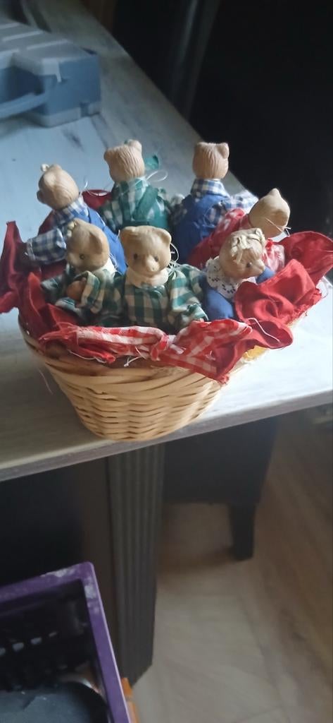 Mand met 7 aardewerk beertjes (cherished Teddy's?), Ophalen of Verzenden, Zo goed als nieuw, Beeldje