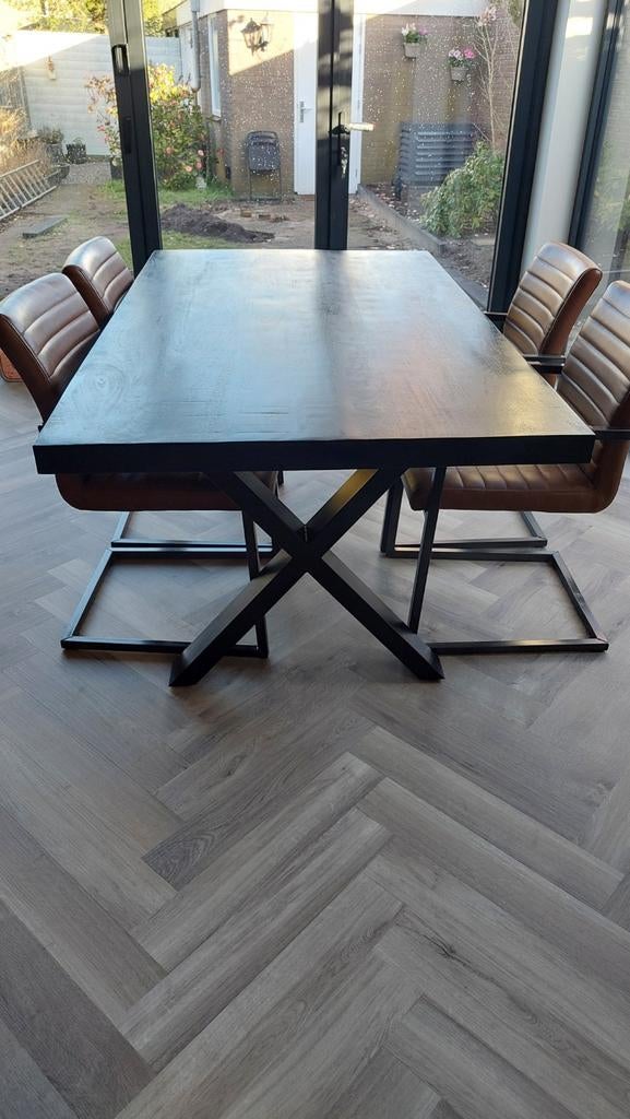 Zwart gelakte houten eettafel met stalen poten, Huis en Inrichting, Tafels | Eettafels, Ophalen, Rechthoekig, 150 tot 200 cm, 50 tot 100 cm