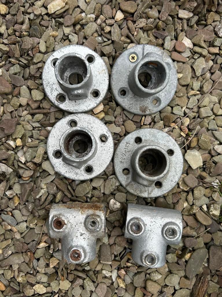 Stijger pijp buis voetjes en T-stukken voor 28 mm buizen, Doe-het-zelf en Verbouw, Ophalen of Verzenden, Gebruikt, Overige typen
