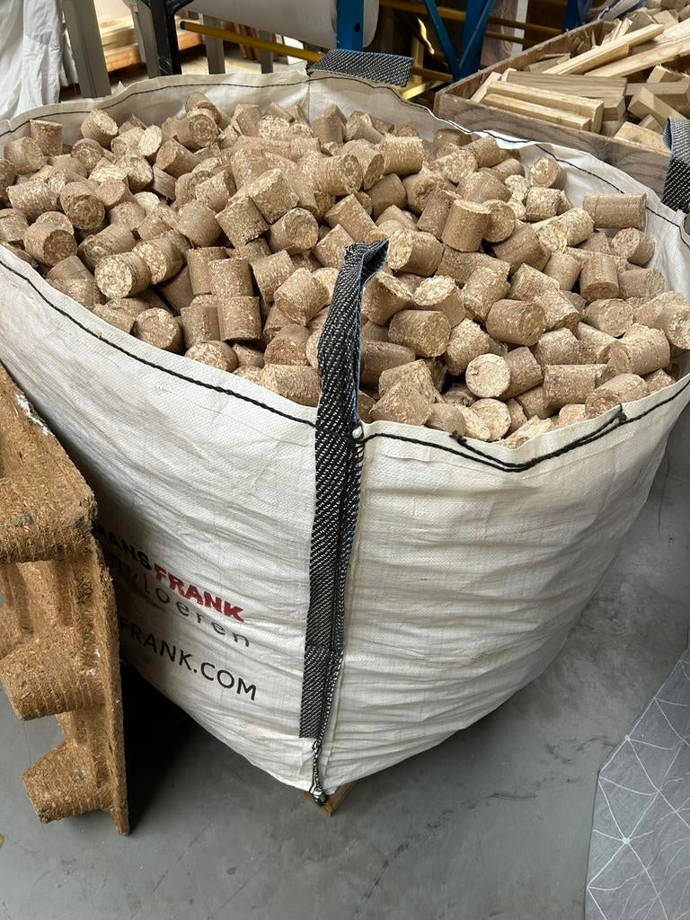 1,5 kuub briketten, haardhout,kachel hout,stook ton,vuurkorf, Tuin en Terras, Haardhout, Minder dan 3 m³, Ophalen