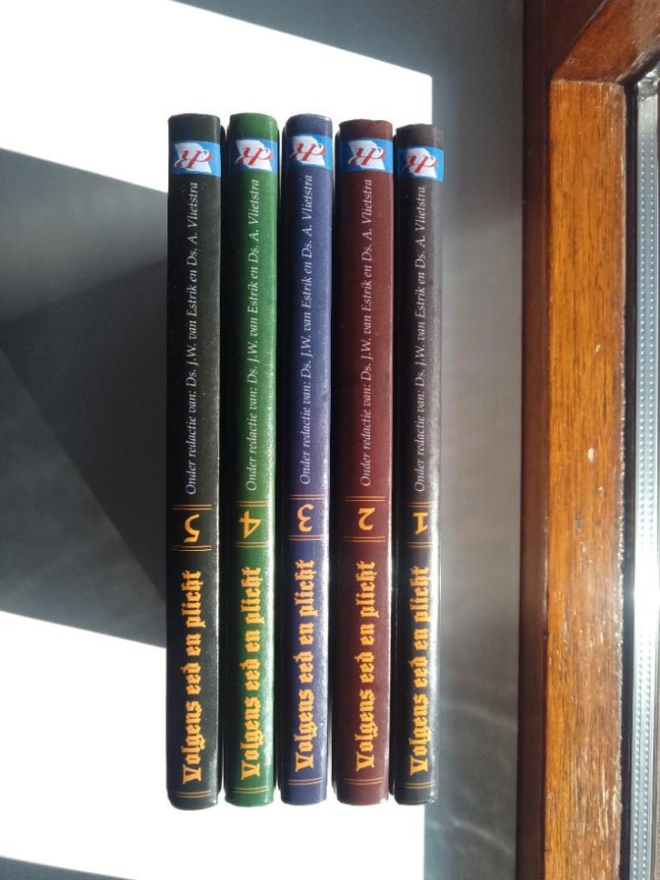 Volgens eed en plicht - J.W. van Estrik en A. Vlietstra e.a., Boeken, Godsdienst en Theologie, Zo goed als nieuw, Christendom | Protestants