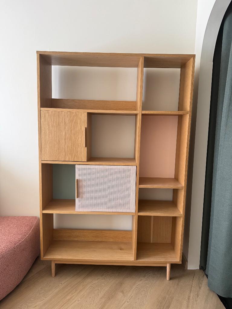 Boekenkast met 2 deuren en veelkleurige planken, Ophalen, 100 tot 150 cm, Eikenhout, Modern