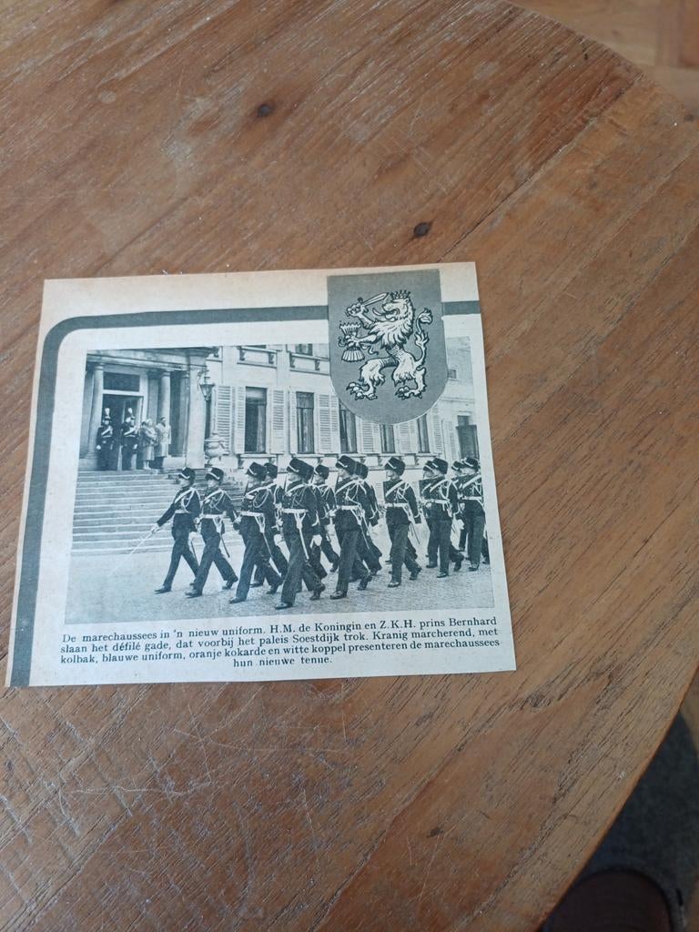 Knipsel Marechaussee in nieuw uniform 1951, Ophalen of Verzenden, Marechaussee, Nederland, Embleem of Badge