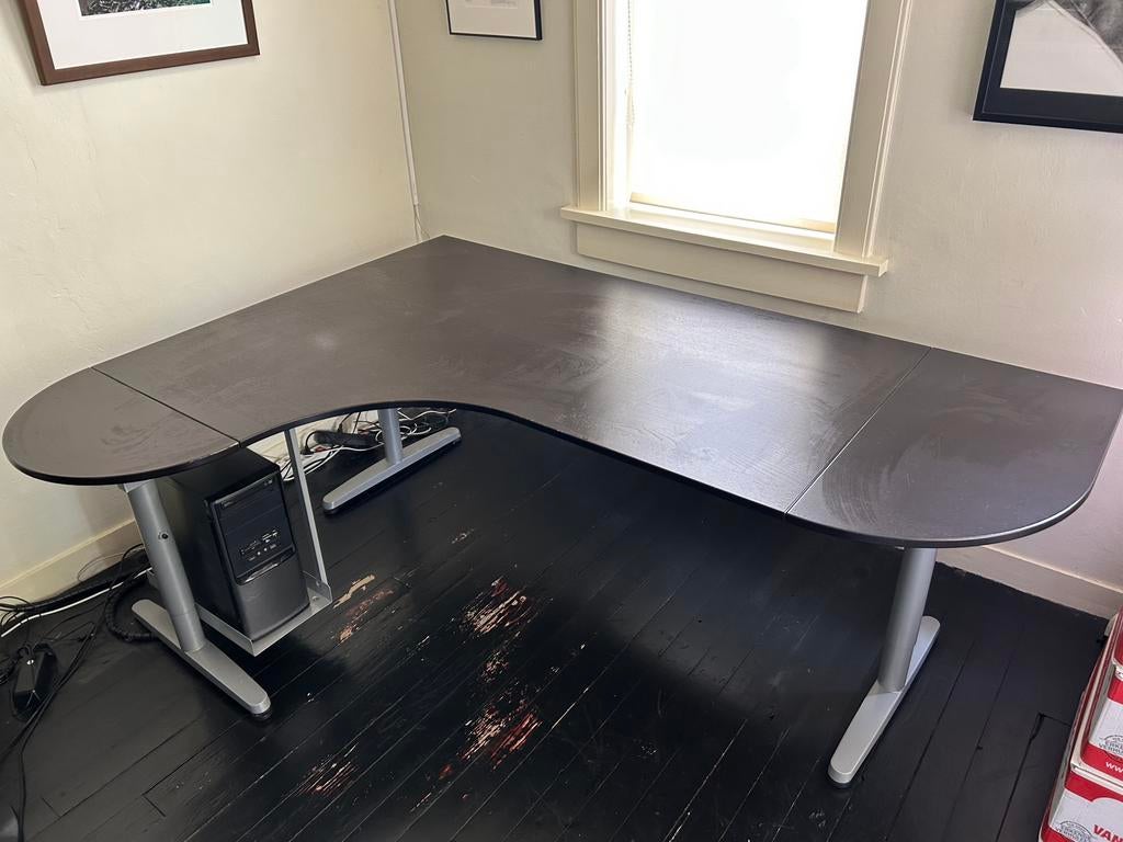 Hoekbureau ‘Galant’ van Ikea, zwart/bruin, Ophalen, In hoogte verstelbaar, Zo goed als nieuw