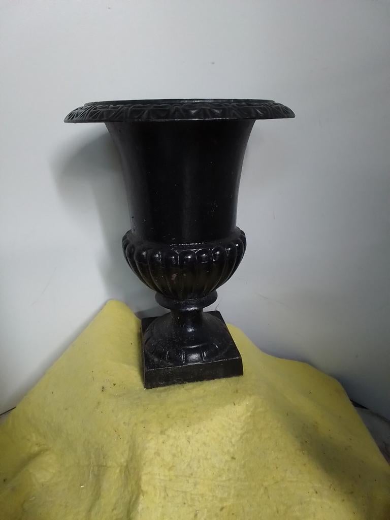 14989) mooie gietijzeren vaas hoog 32cm doorsnede 23cm, Ophalen of Verzenden, Rond, Metaal, Minder dan 30 cm