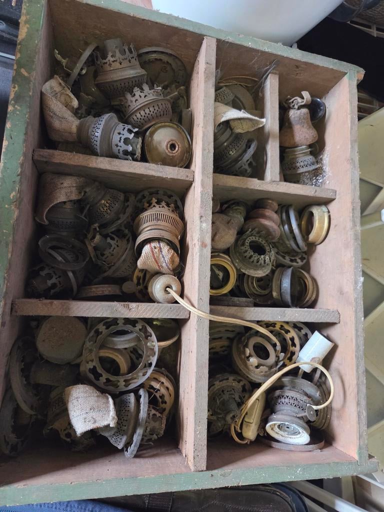 Oude lamp onderdelen in houten kist, Antiek en Kunst, Ophalen