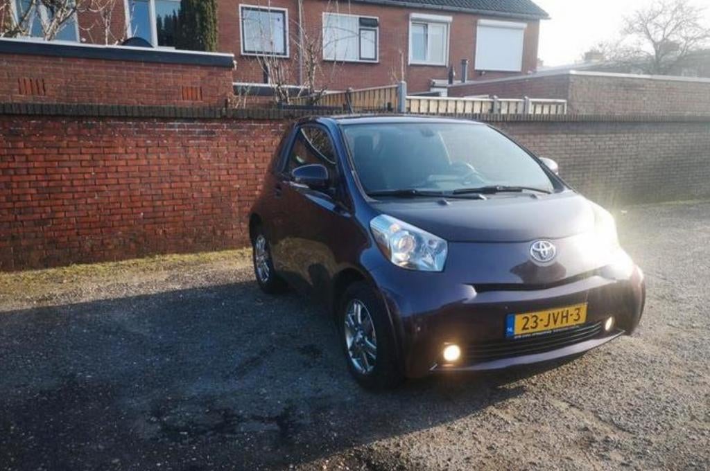 Paarse kleine auto. Toyota IQ., Auto's, Stof, Overige kleuren, 68 pk, Overige kleuren