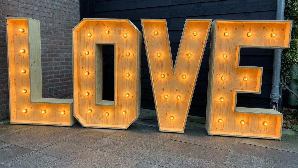 Houten Letters - te Koop/Huur Love feestje, Hobby en Vrije tijd, Feestartikelen | Verhuur, Ophalen, Nieuw, Geboorte of Huwelijk