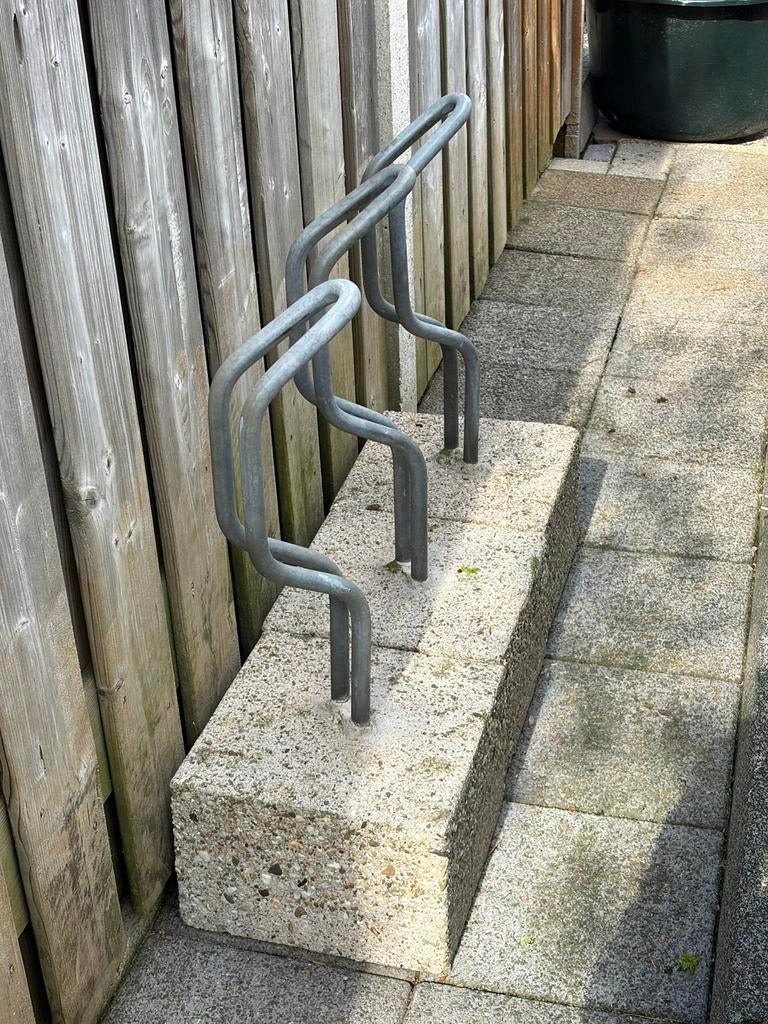 Fietsbeugel in betonblok, Fietsen en Brommers, Fietsaccessoires | Fietsenrekken, Ophalen, Zo goed als nieuw