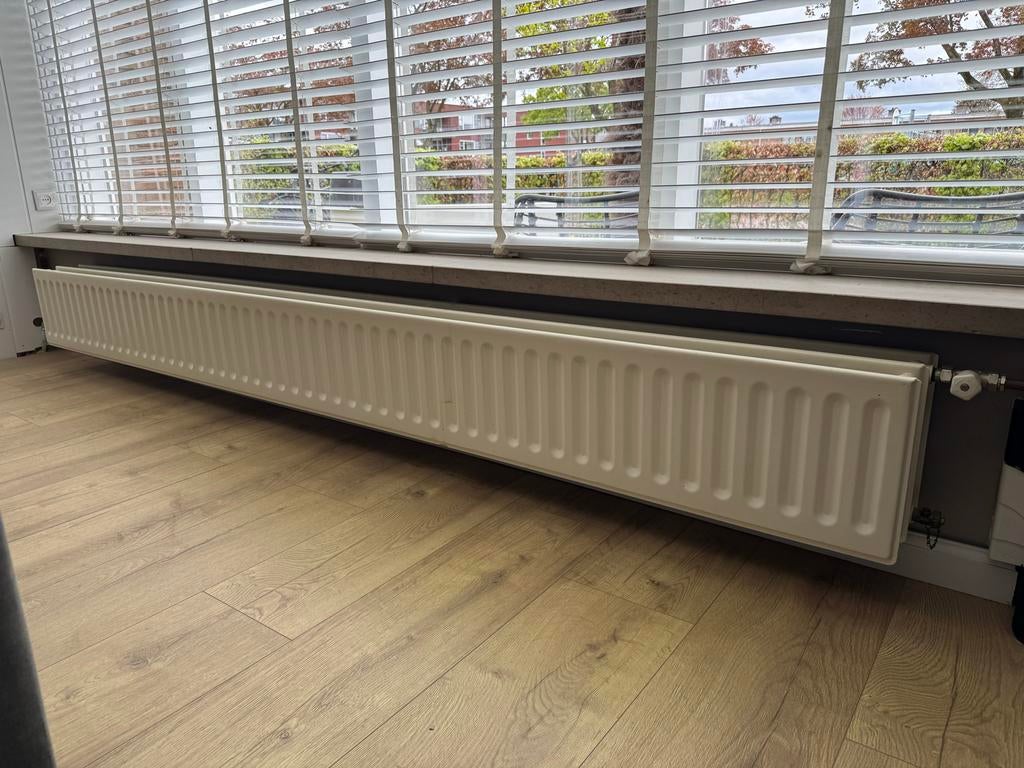 Witte radiator, 290 cm breed, Doe-het-zelf en Verbouw, Verwarming en Radiatoren, Gebruikt, Radiator, 800 watt of meer, 30 tot 80 cm