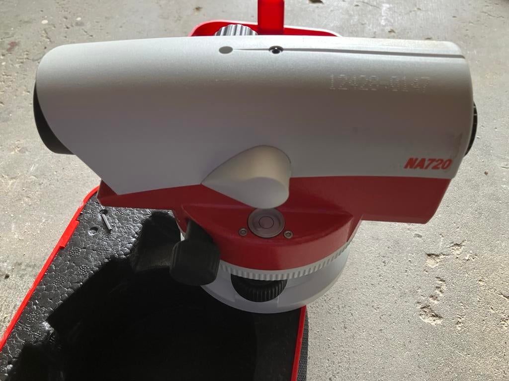 Leica NA720 waterpasinstrument/theodoliet met Leica statief, Ophalen of Verzenden, Gebruikt, Overige meters