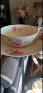 5 Kop en schotels met melkkannetje - Crème met roze bloemen, Huis en Inrichting, Keuken | Servies, Ophalen, Zo goed als nieuw