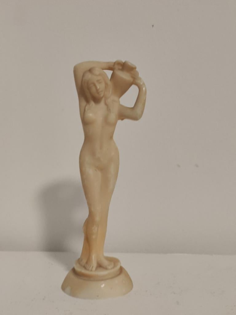 Plastic beeldje waterdraagster vrouw, Ophalen of Verzenden, Zo goed als nieuw, Mens