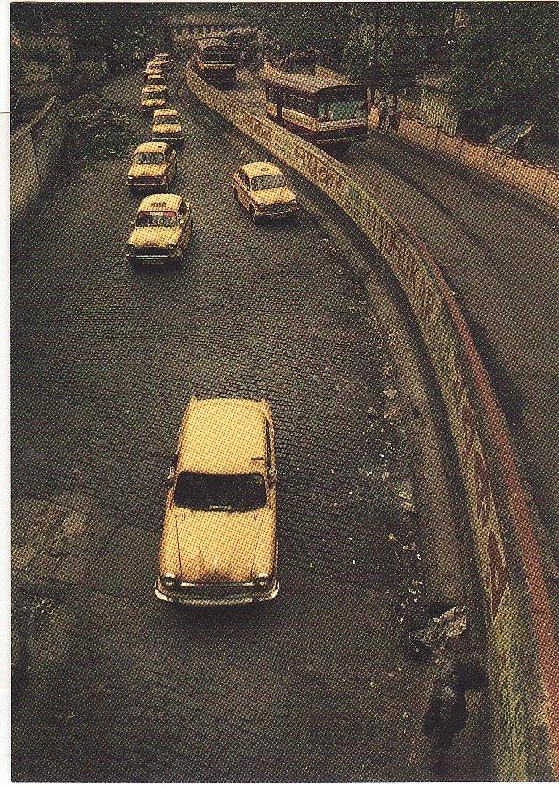 Foto : Andreas H. Bitesnich 9 taxi's(VW 1600) Kolkata Iindia, Verzamelen, Ansichtkaarten | Themakaarten, Ongelopen, 1980 tot heden