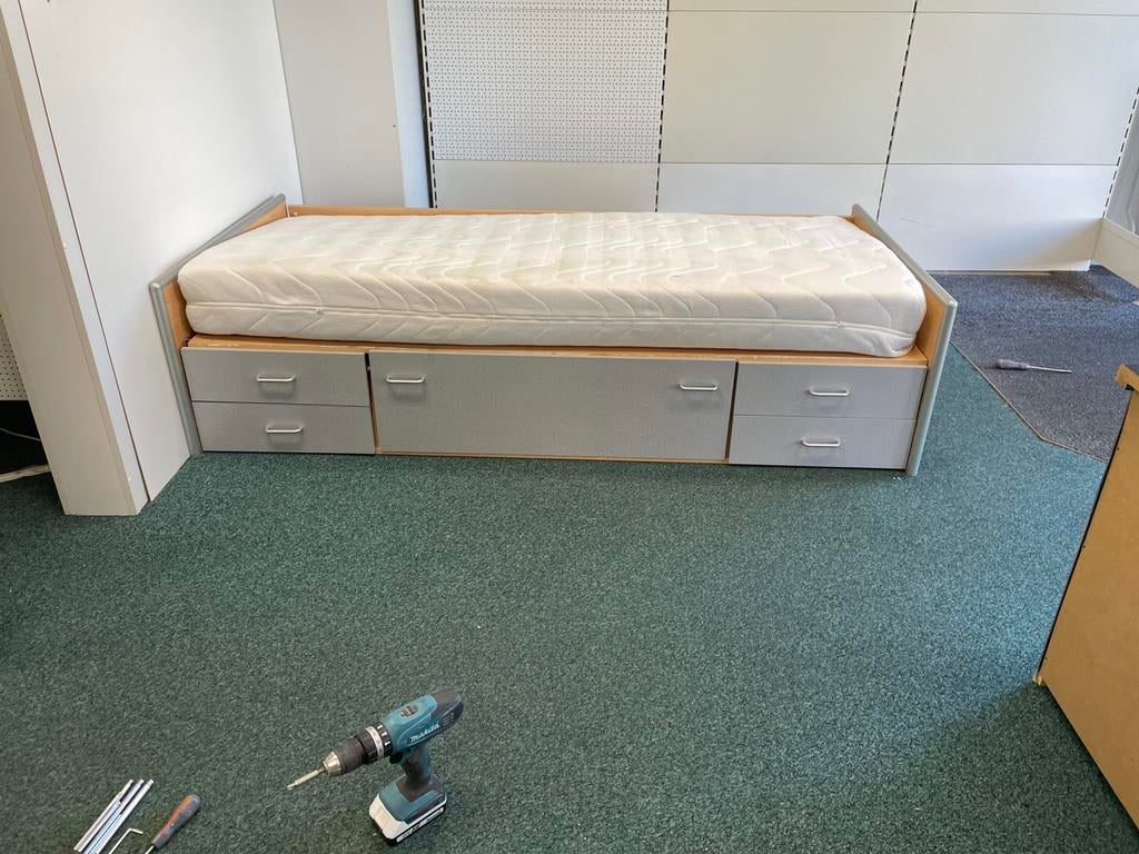 Gratis 1 persoons bed met matras, Ophalen, Zo goed als nieuw, Eenpersoons, 90 cm
