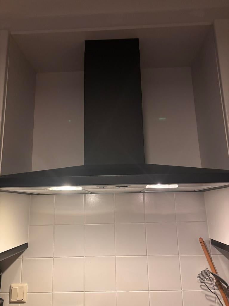 Zwarte metalen afzuigkap 90 cm - IKEA -, Witgoed en Apparatuur, Afzuigkappen, Ophalen, Zo goed als nieuw, Vrijstaand, Wandschouwkap
