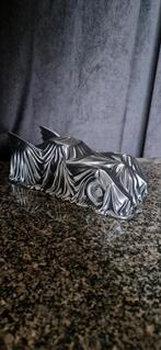 Batmobiel onder laken ., Verzamelen, Beelden en Beeldjes, Verzenden, Dier