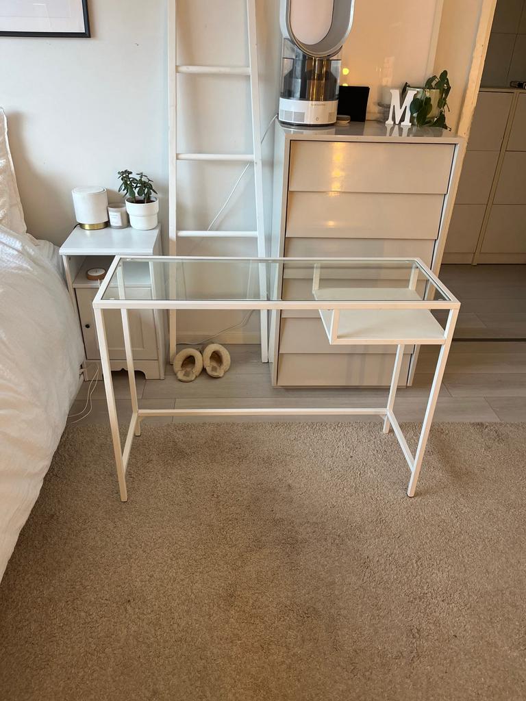IKEA VITTSJÖ bureau wit met glasplaat, Opbergruimte, Gebruikt, Ophalen of Verzenden, IKEA