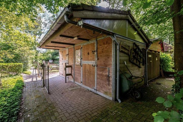 Klassieke paardenstallen 2 buitenboxen met pannendak, Dieren en Toebehoren, Stalling en Weidegang, Stalling, 2 of 3 paarden of pony's