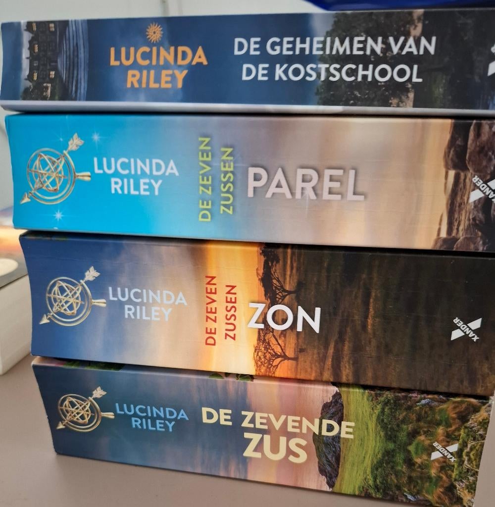 Lucinda Riley -Zeven zussen 6:zon + Geheimen vd kostschool, Ophalen of Verzenden, Gelezen, Lucinda Riley, Europa overig