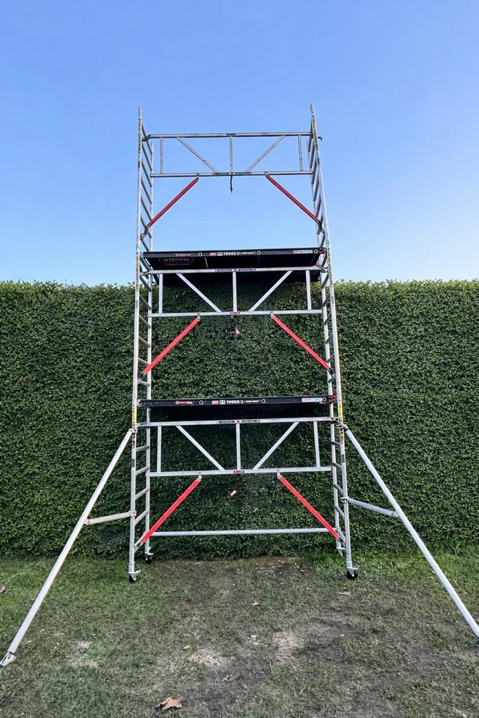 Te Koop: Grote smalle Steiger – Compleet en in Goede Staat, Doe-het-zelf en Verbouw, Steigers, Zo goed als nieuw, Rolsteiger of Kamersteiger