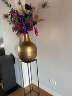 Grote gouden vaas met multi-color kunstbloemen op pilaar, Huis en Inrichting, Woonaccessoires | Vazen, Ophalen, Overige materialen
