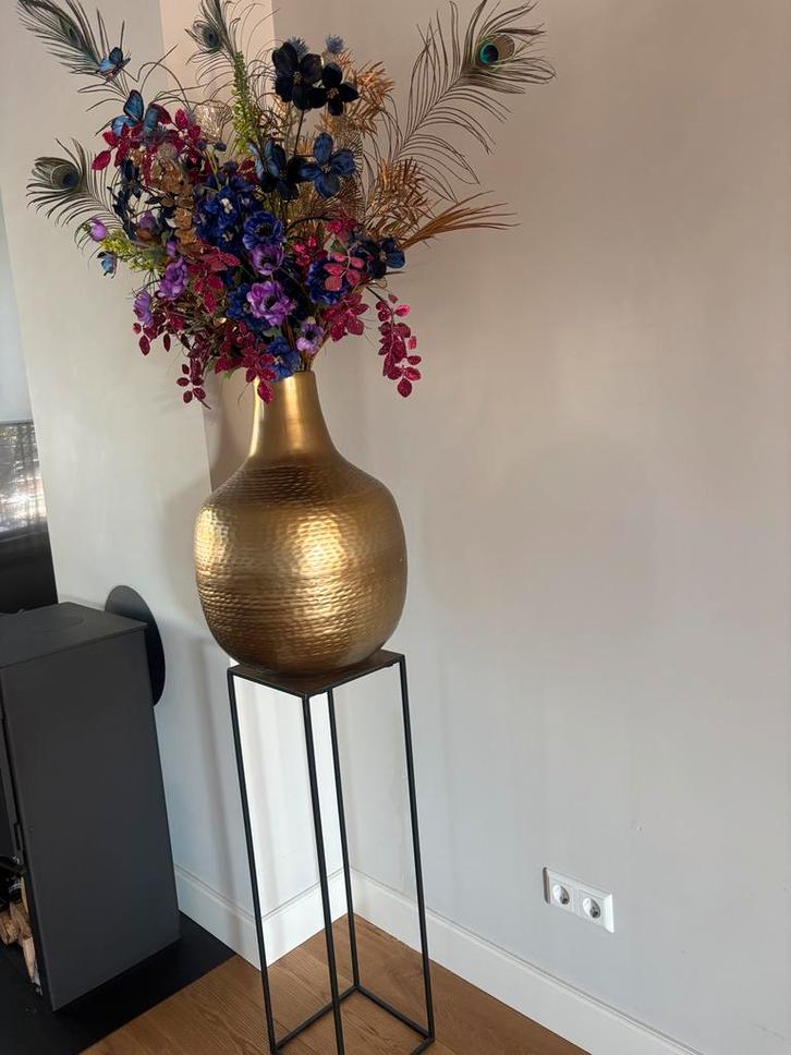 Grote gouden vaas met multi-color kunstbloemen op pilaar, Huis en Inrichting, Woonaccessoires | Vazen, Zo goed als nieuw, Overige kleuren