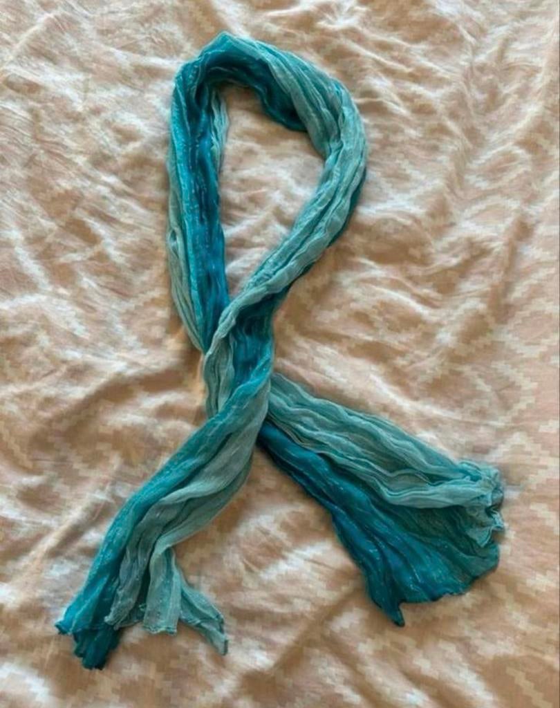 Lichtblauwe sjaal met zilveren details - Boho stijl, Kleding | Dames, Mutsen, Sjaals en Handschoenen, Ophalen of Verzenden, Zo goed als nieuw