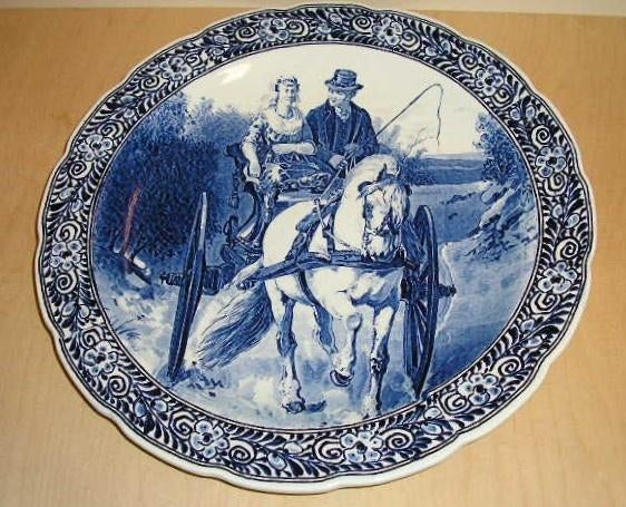 Delfts blauw bord van een bruidspaar in een rijtuig, Antiek en Kunst, Ophalen