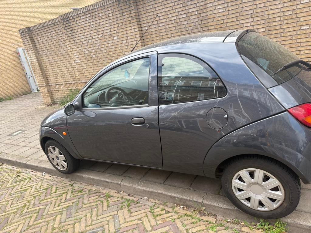 Ford Ka 1.3 I 44KW 2006 Grijs, Auto's, Voorwielaandrijving, 1299 cc, Stof, 31 €/maand