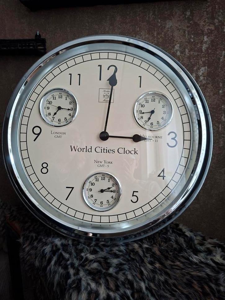 Riviera Maison Klok Zilverkleurig 50cm World Cities Clock, Huis en Inrichting, Woonaccessoires | Klokken, Gebruikt, Wandklok, Analoog
