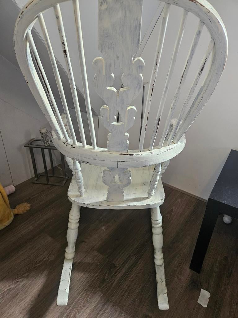 Houten schommelstoel met whitewash afwerking, Huis en Inrichting, Stoelen, Ophalen, Gebruikt, Wit, Landelijke, Brocante