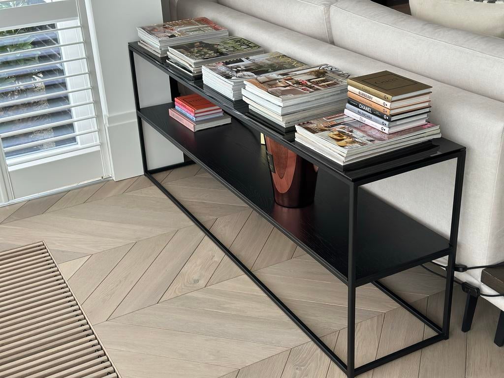 Dressoir Goossens Wonen - Zwart staal, hout en rookglas, Huis en Inrichting, Kasten | Dressoirs, Ophalen, Met plank(en), Gebruikt