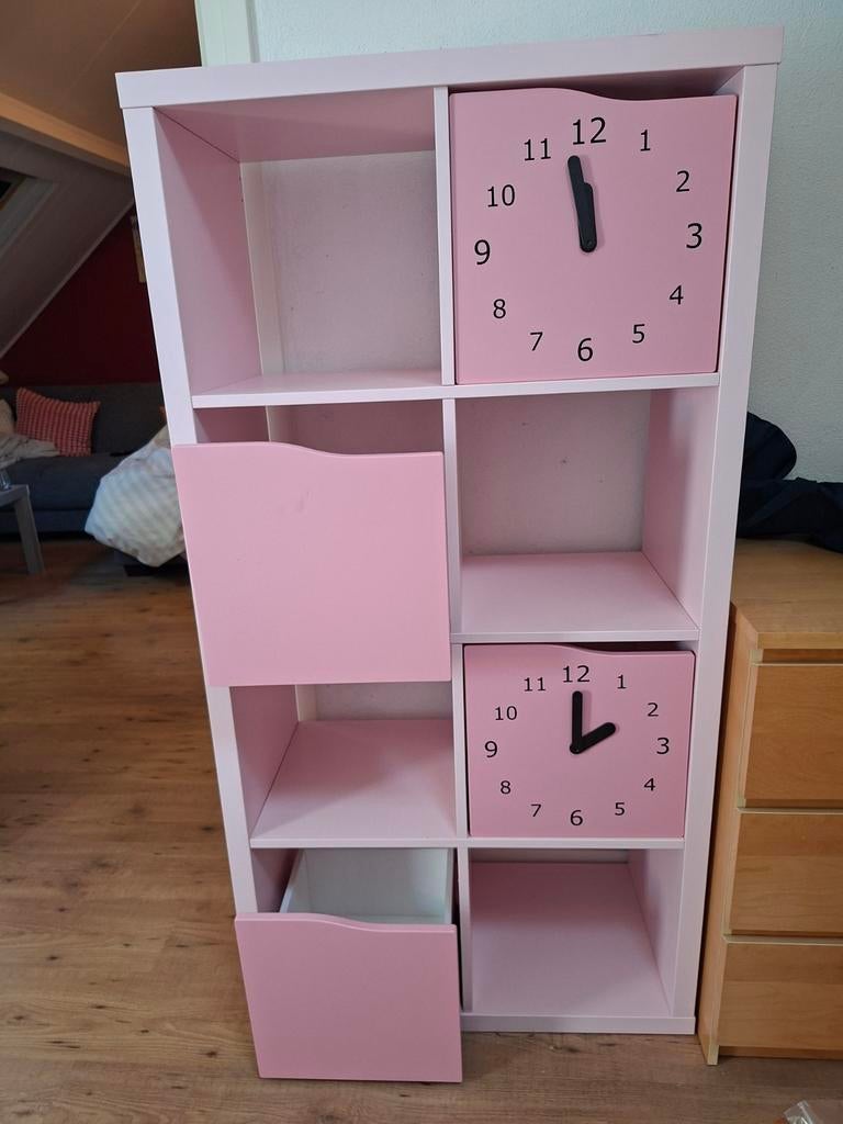 Ikea Roze vakkenkast met 2 lades en 2 deurtjes (klok), Huis en Inrichting, Kasten | Boekenkasten, Zo goed als nieuw, 50 tot 100 cm