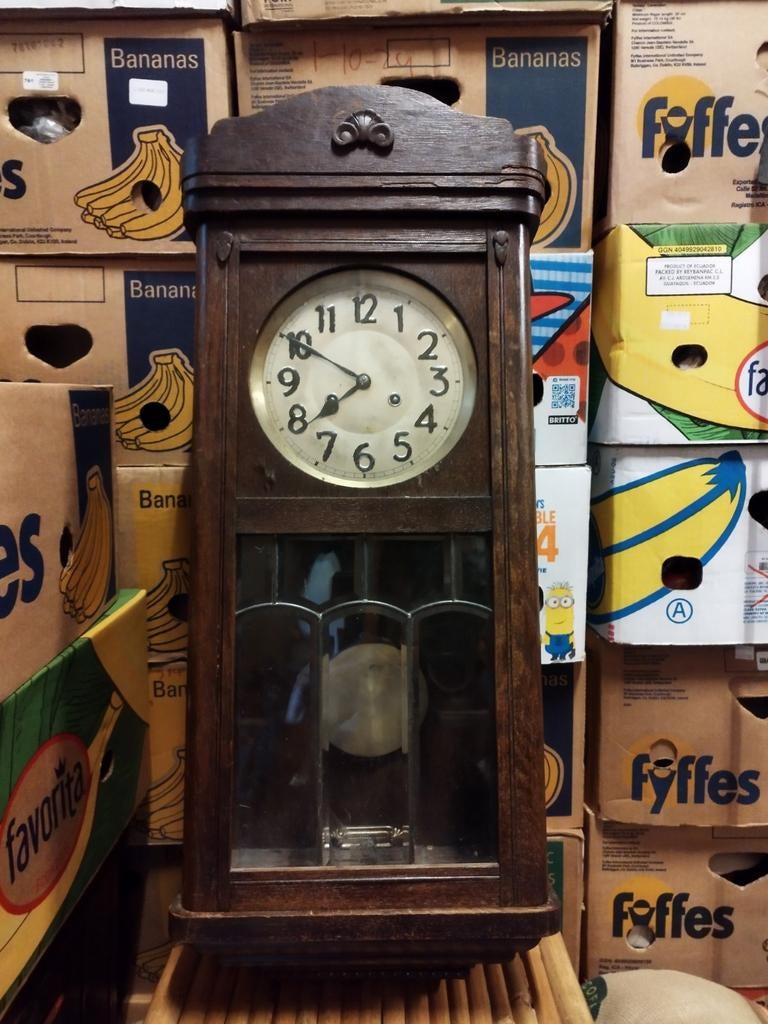 Antieke houten mechanische wandklok met opwind sleutel, Ophalen of Verzenden