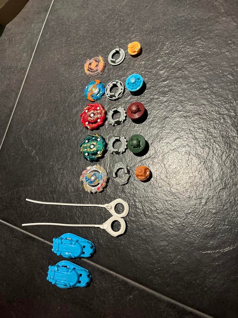 Beyblade Burst set met 5 Beyblades en 2 launchers, Ophalen of Verzenden, Zo goed als nieuw, Jongen of Meisje