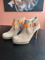 Moccio beige suède enkellaarsjes met oranje riempje - Mt 39, Ophalen of Verzenden, Zo goed als nieuw, Beige, Lage of Enkellaarzen